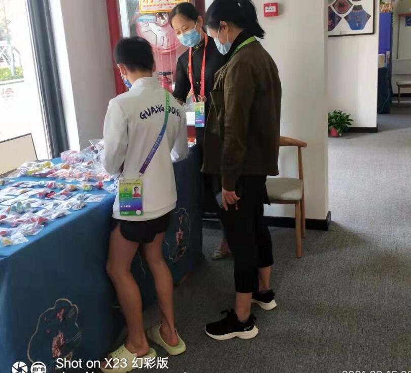 全红婵少女心！穿拖鞋挑选发卡，教练一句话太暖，幕后恩人陪同