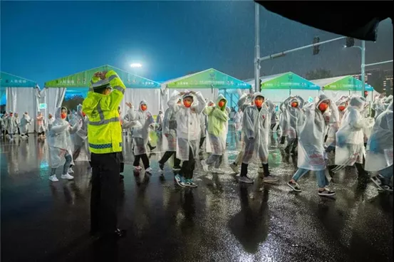 【8点见】警方回应“男子开兰博基尼逆行中辱骂路人”