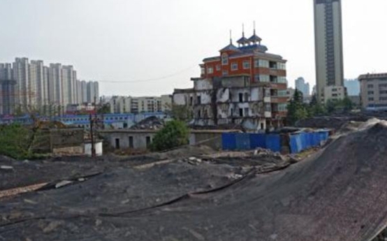 河南悲剧钉子户：拦路多年索赔5套房，最终结局让人过瘾