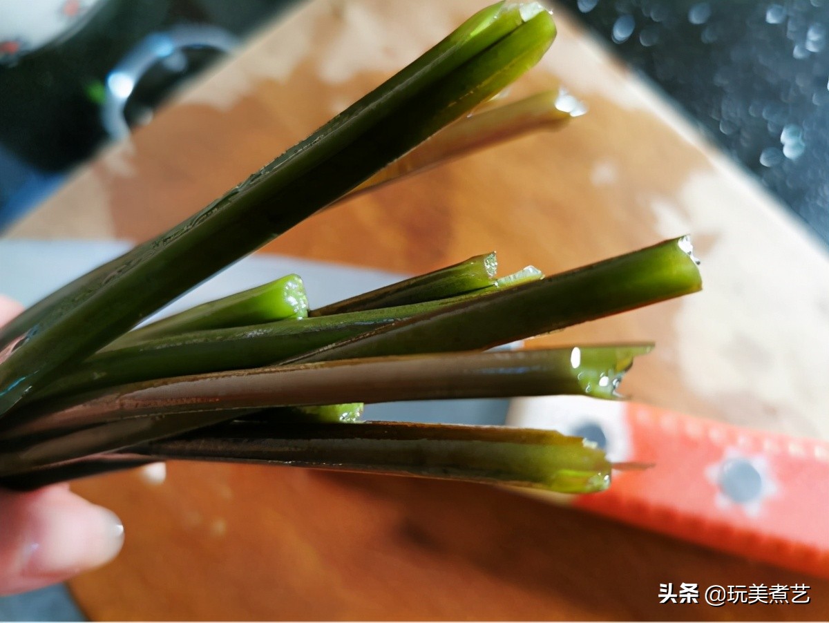 春天长出的嫩芽蕨菜遇上小银鱼，碰撞出别具小清新的口感
