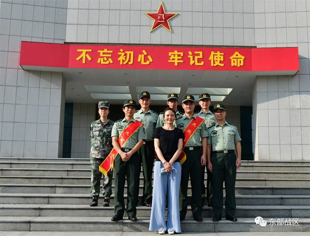 军官退役仪式，开始了