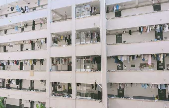 高校宿舍出现“差别对待”，交的住宿费都一样，条件为啥天差地别