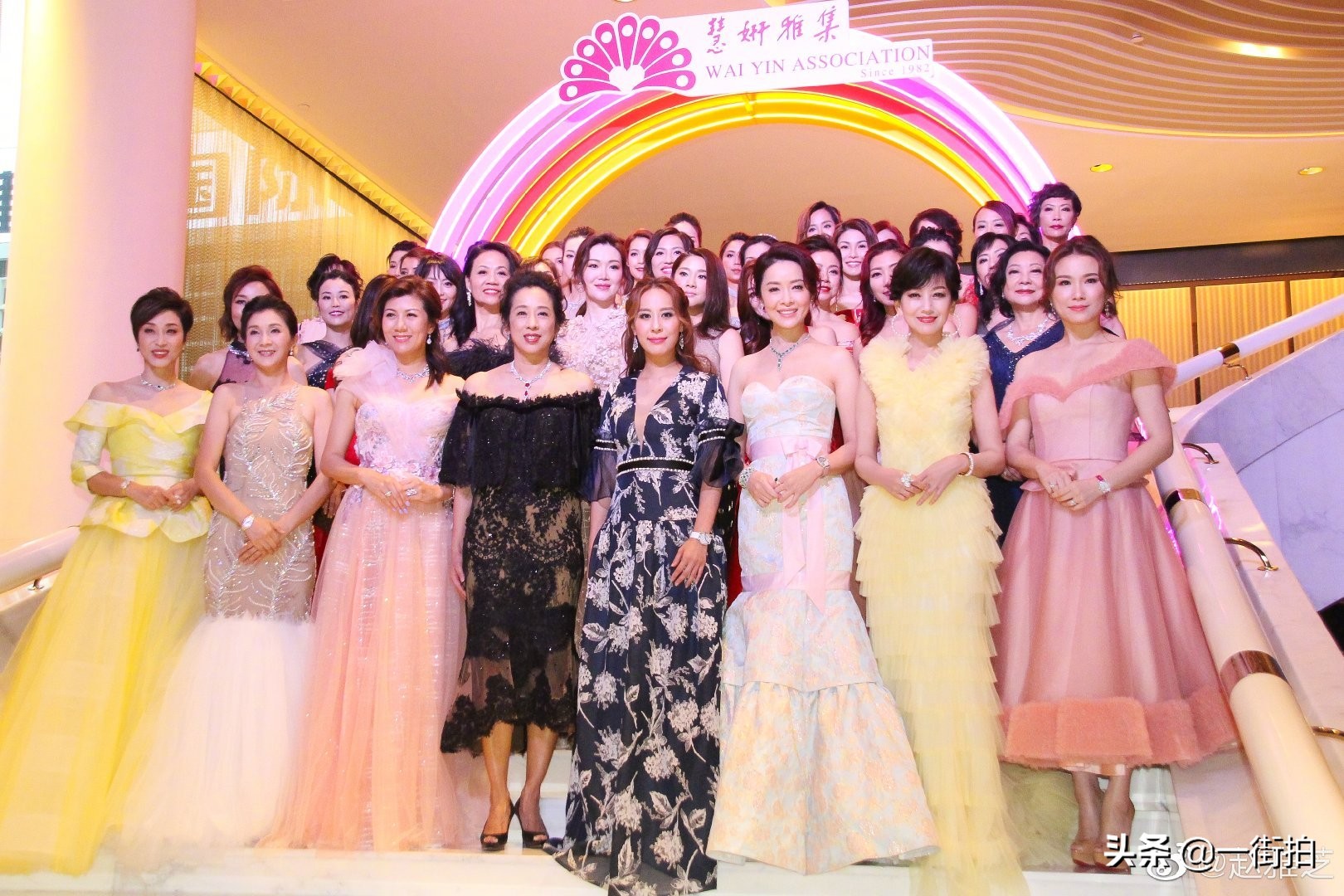 郭晶晶的眼睛叫什么眼（郭晶晶61歲婆婆出席活動，一雙“腰果眼”閃著亮光，少女氣質絕了）