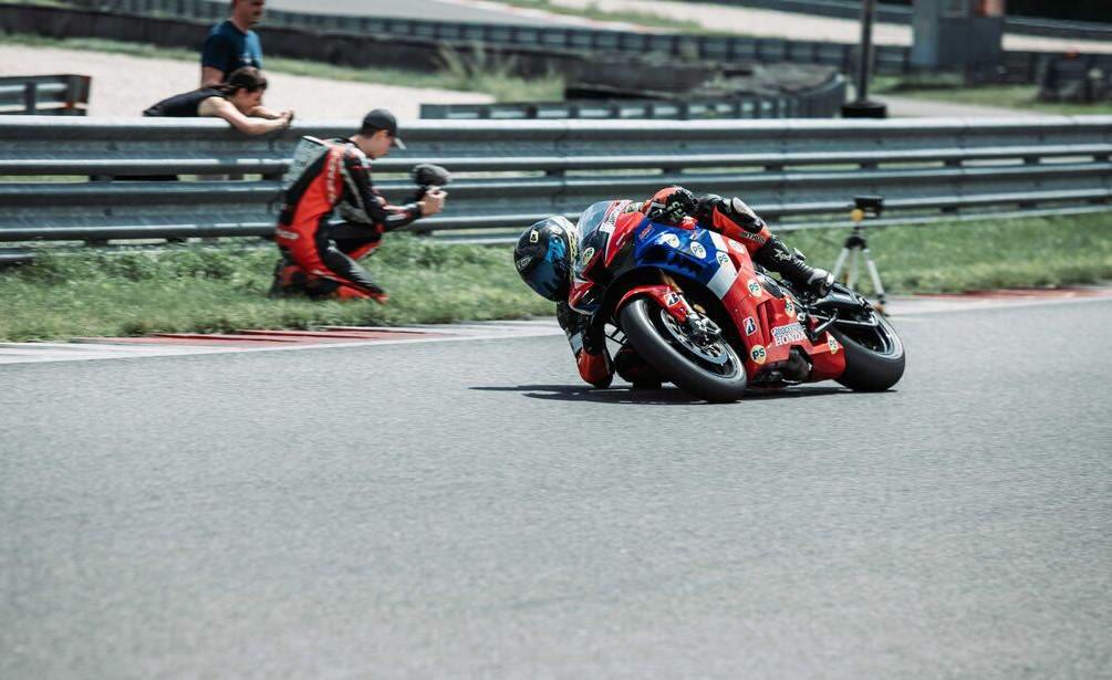 168.65km/h贴地过弯,刷新磨手肘过弯纪录