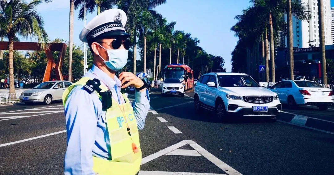 深圳宝马高速狂飙151，得知超速司机笑出来：幸好今天带上老婆