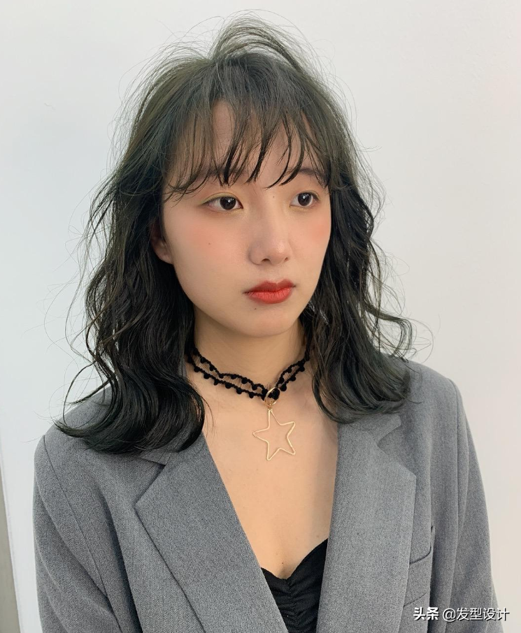 女士中长发烫发图片(女士中长发烫发图片2020)