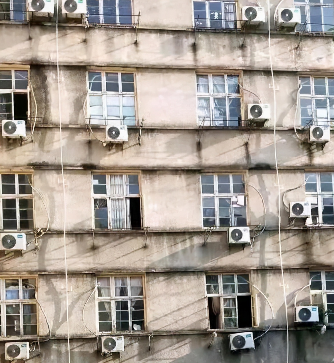 大学宿舍仿佛“贫民窟”，环境“脏乱差”，新生入学直呼：想退学