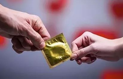 老爸发现了正读高三儿子的避孕套，他的做法让人吃惊！