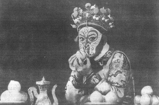 邀请到了几位国内比较知名的专家:吴祖光,李万春,袁世海等人和央视台