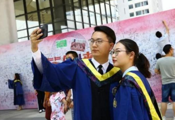 南开大学的“夫妻宿舍”，学生们羡慕不已，家长质疑：过日子来了