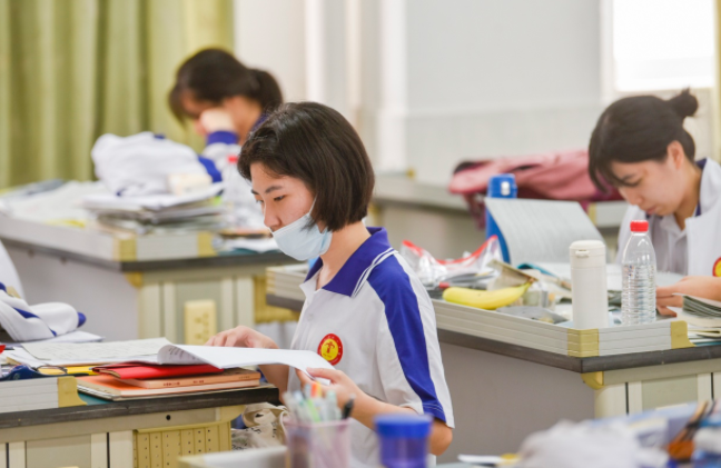 河南美女学霸火了，高考总分643数学满分，称不写数学题浑身难受