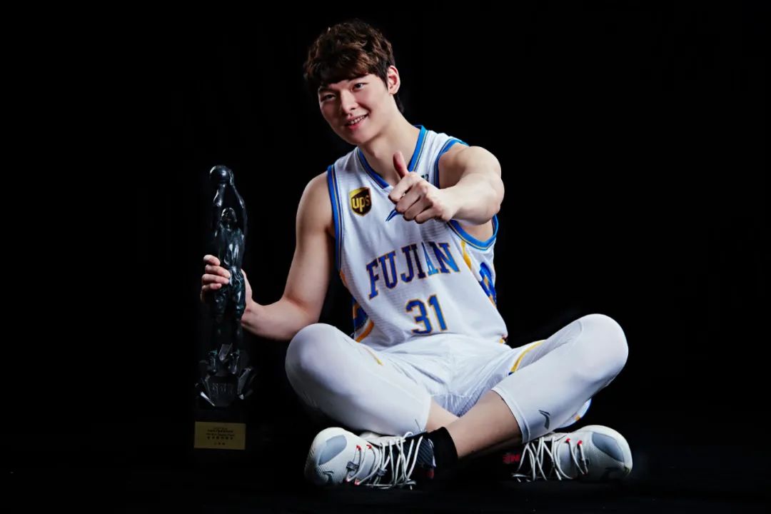 王哲林加盟上海男篮(变天了!王哲林加盟上海,阿联老乡被交易)