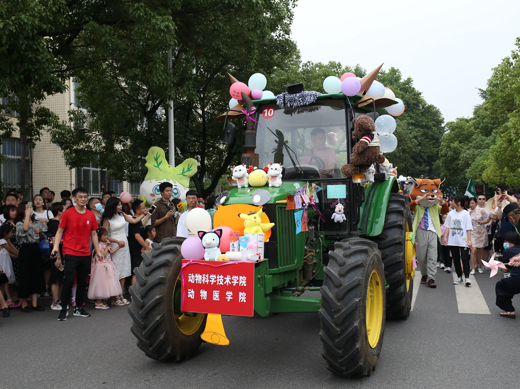 毕业巡游，他们开着“拖拉机”来了→