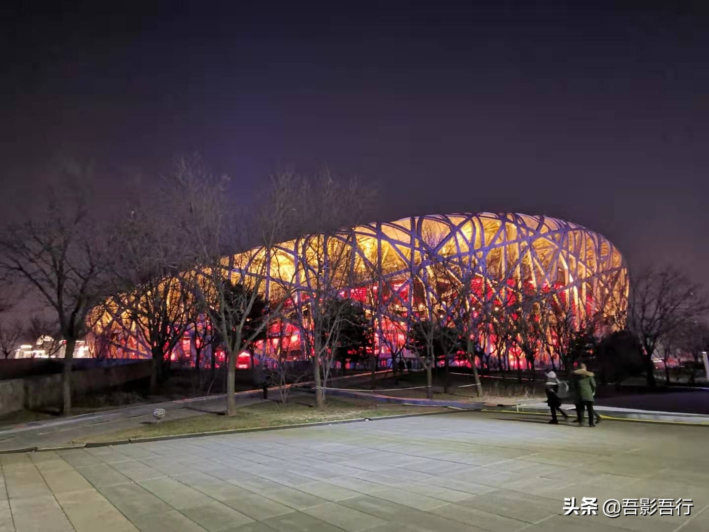 鸟巢夜景视频(太惊艳了！夜幕降临下的北京鸟巢，宛如一颗皇冠一样金光灿烂)