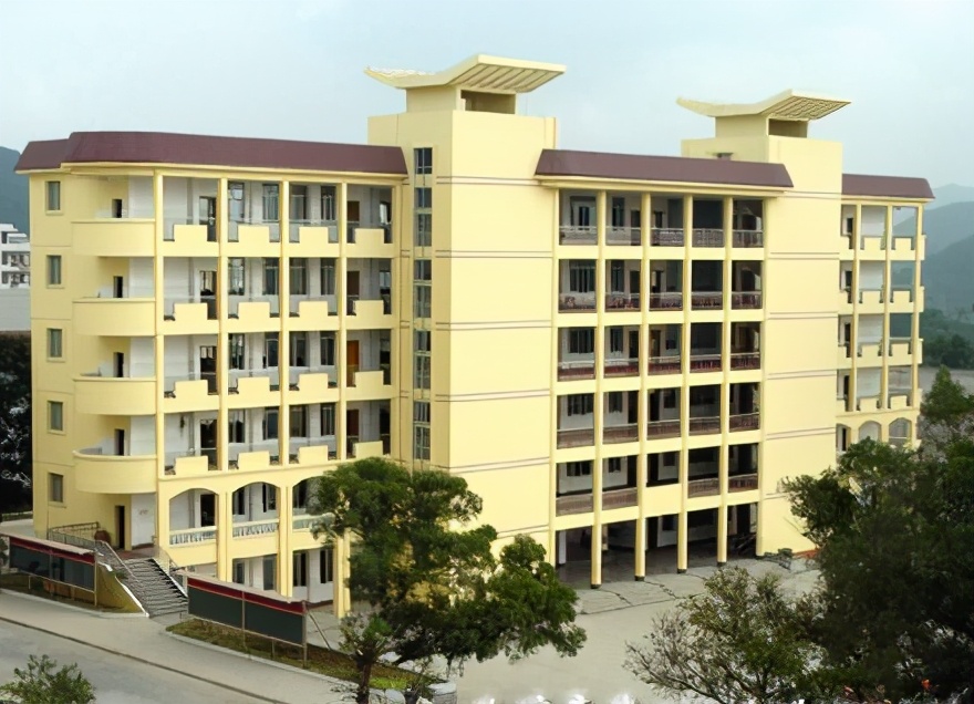 2,玉林一中:一本上线人数(含诚信中学)1066人.