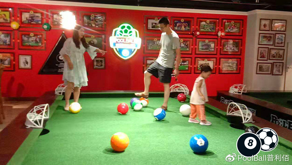 小孩子踢的足球哪个牌子比较好（最好的亲子游戏就是PoolBall普利佰台式足球）-趣拿体育