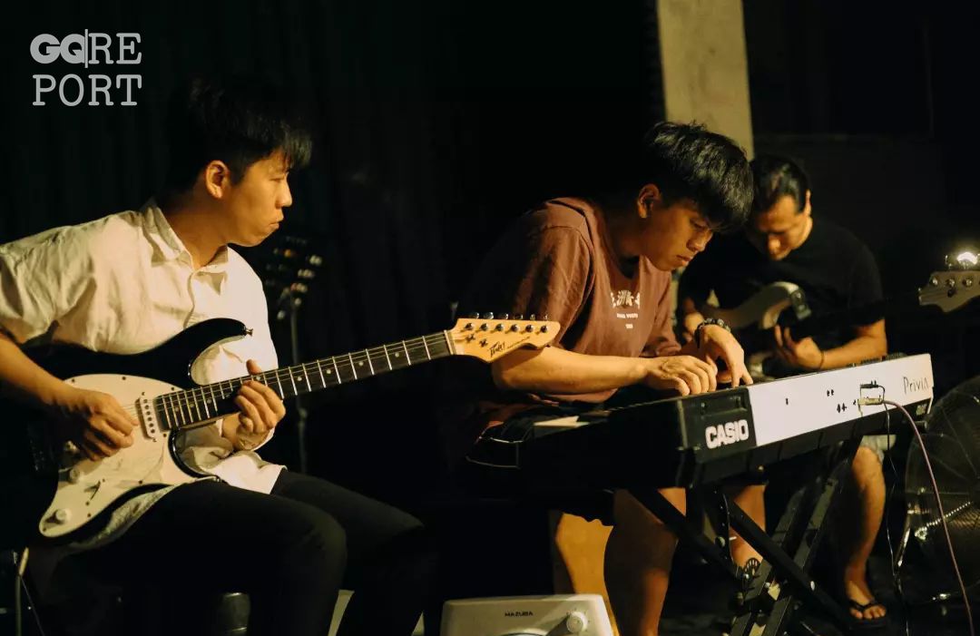 九连真人：小镇青年因为乐队的夏天一曲成名，留在故乡，还是去北京？