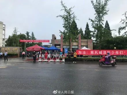 这届高考催泪瞬间,看到第一个就忍不住了