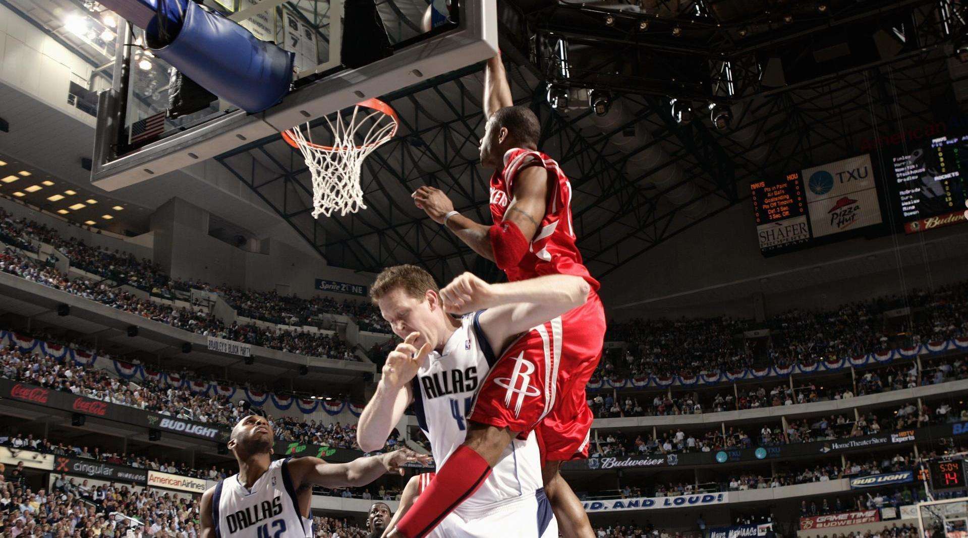 背景图片篮球(NBA10大最惨背景板：乔丹绝杀球让2人成背景，泰伦卢因被跨而出名)