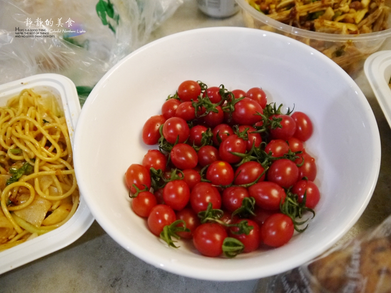 朋友家的冰箱里有好多没喝过的饮料，这是第一次喝外星人能量饮料