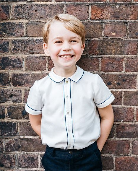 英国王室女王和“三代未来国王”全家福！乔治“邪魅一笑”太撩人