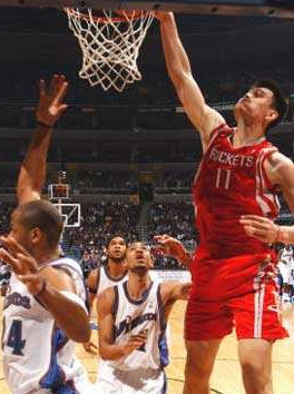 姚明打球圖片大全（姚明NBA生涯6大經典戰役：4分鐘連帽鯊魚3次，奧尼爾：他像有2米4）
