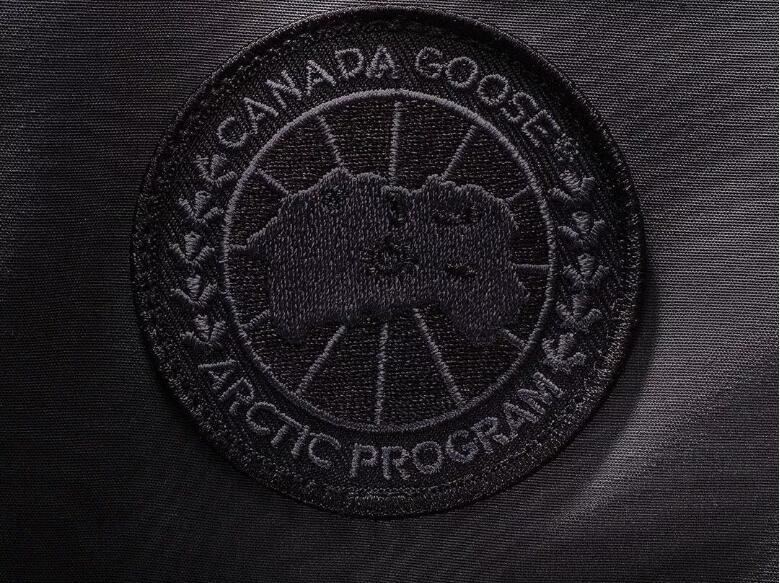 观察毛皮领毛皮既有御寒的作用,还有装饰的效果,一般来说canada goose