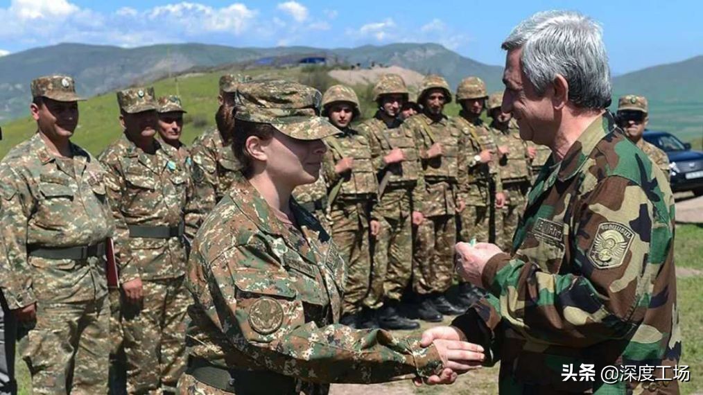 妇女儿童扛枪参战，决不投降：亚美尼亚总理妻带领娘子军火线参军