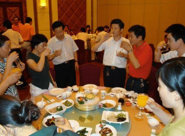 美女学霸高考678分，父母办升学宴，却遭亲戚当众嘲讽