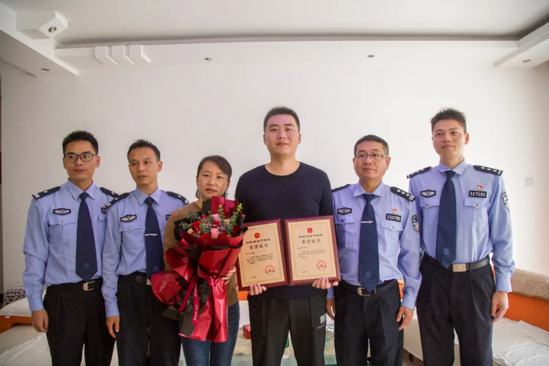 黎川公安民警赵天宇再次挽袖救人！