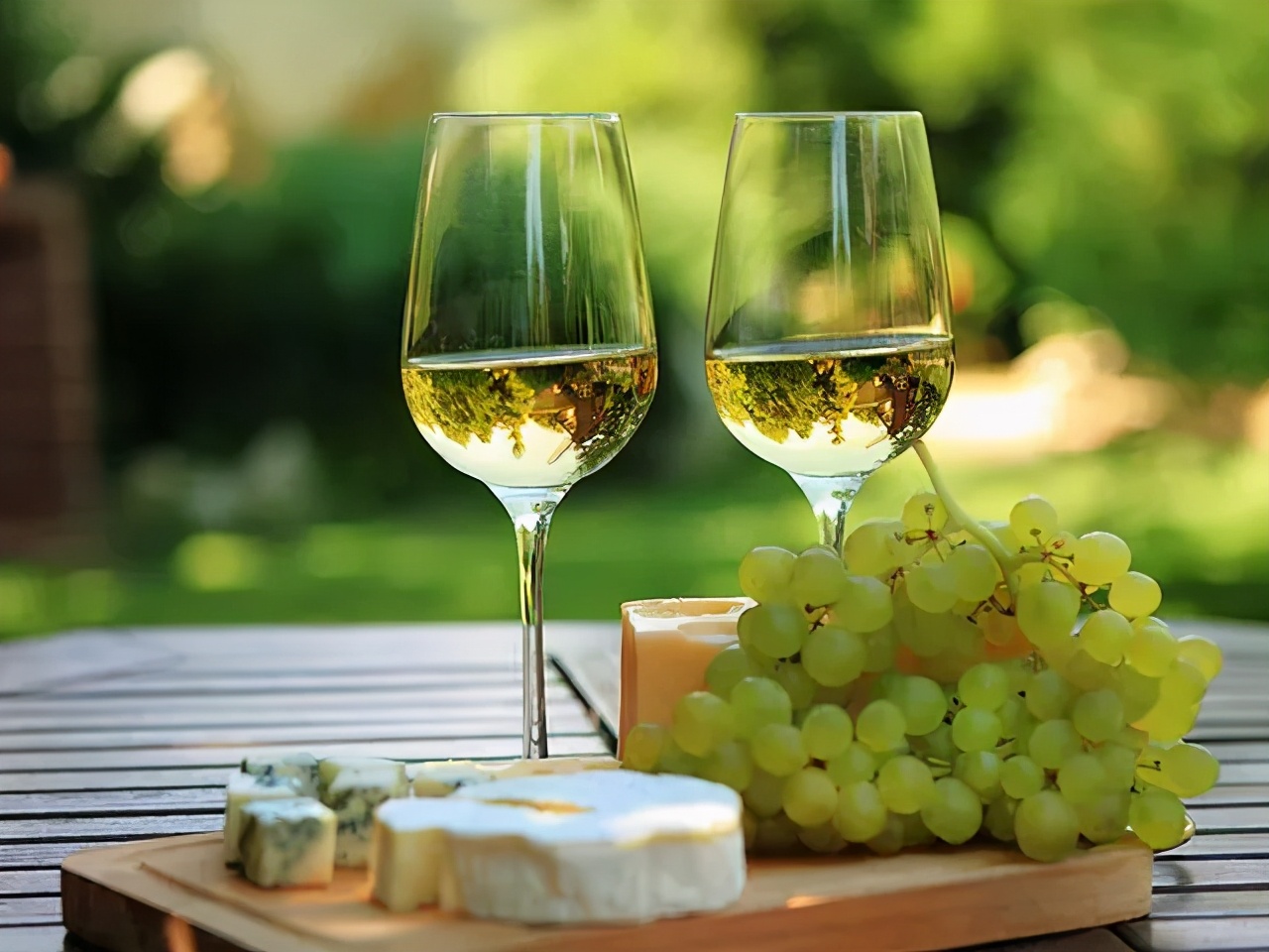 为什么夏天要喝干白葡萄酒?