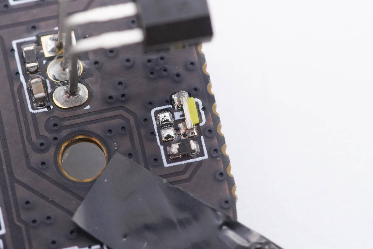 耳机拆解沿合模线撬开耳机,内部仅设置有扬声器单元.