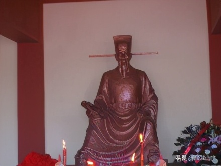 《旧五代史》书中可参考的史料相当齐备，五代十国各朝均有实录
