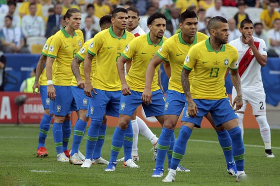 巴西对秘鲁角球数(巴西8强战存一大隐患！主力后腰累积黄牌停赛，后防将经受考验)