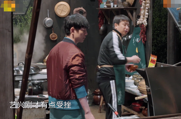 张艺兴做错菜自责，师父黄磊察觉他的情绪，随后做法暖到心里了