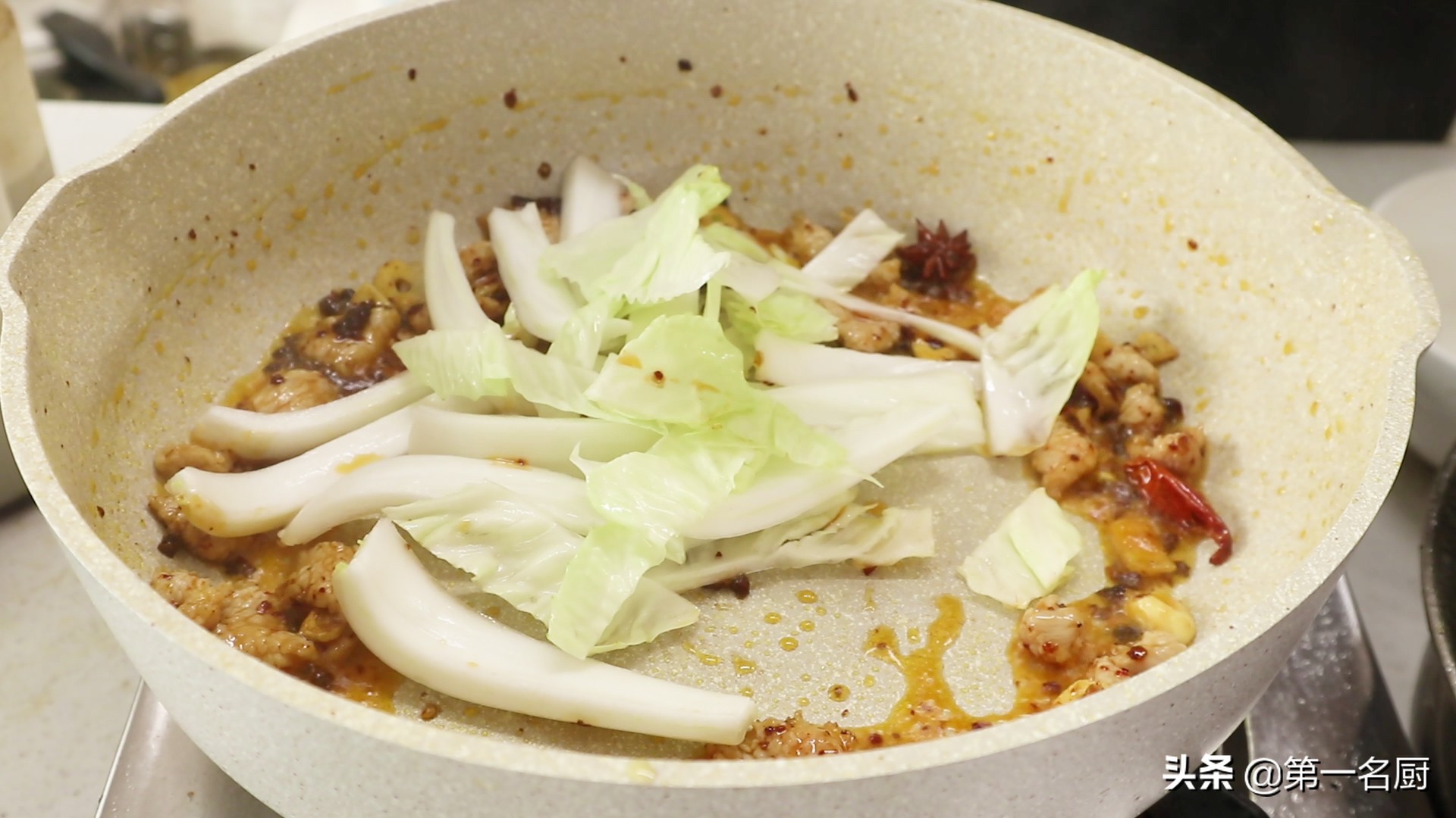 白菜燉粉條的家常做法,白菜燉粉條的家常做法不放肉