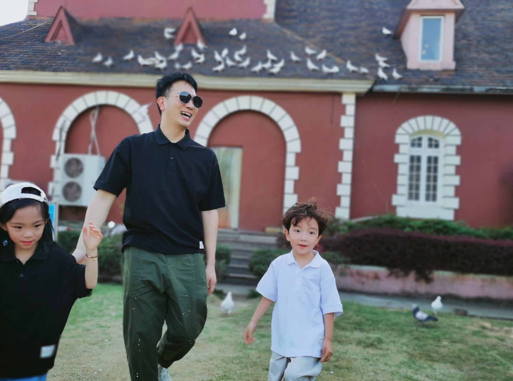 保姆纵火妻儿4人丧命,4年后他再婚生女,网友:满口深情全是生意