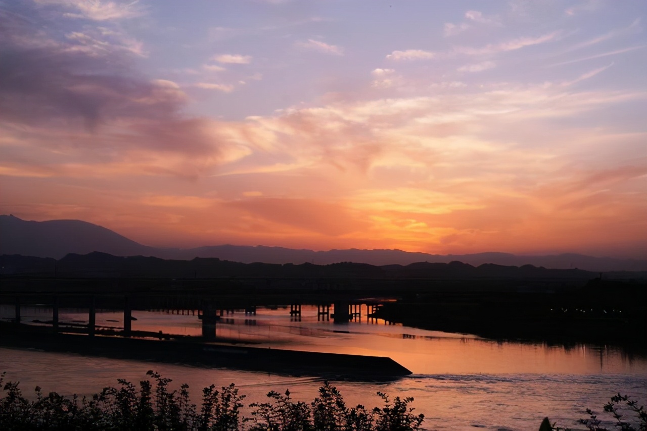 夕阳西下的唯美句子，日落朋友圈心情短语