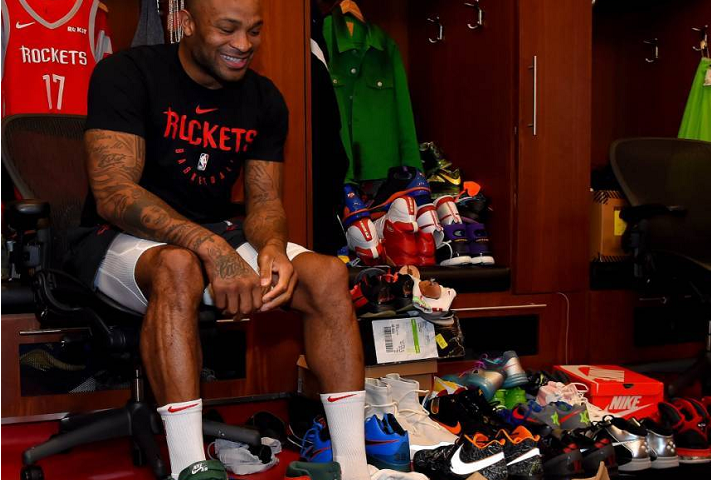 nba球员送球鞋感人合集（威少送鞋最霸气！盘点NBA球星送鞋热，詹姆斯、库里和欧文太暖心）