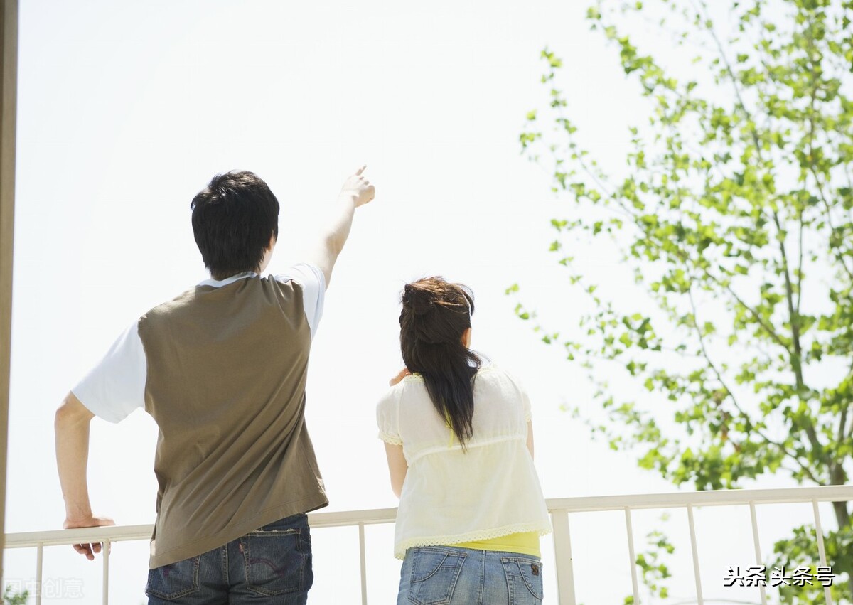 我和男友在学校亲热被学校发现，我们都被开除了