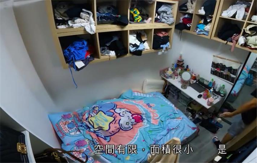 香港年轻人太拼了！蜗居10㎡房，开门上床厕所洗碗，阳台1㎡