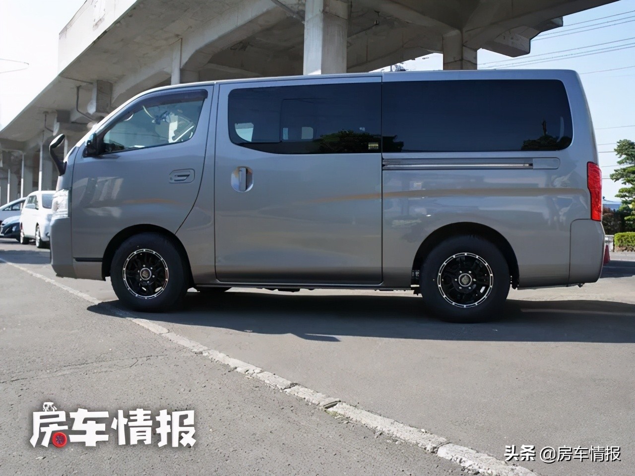 超级实用的日产NV350床车，前方拉人后方拉货，假日旅行还能睡觉