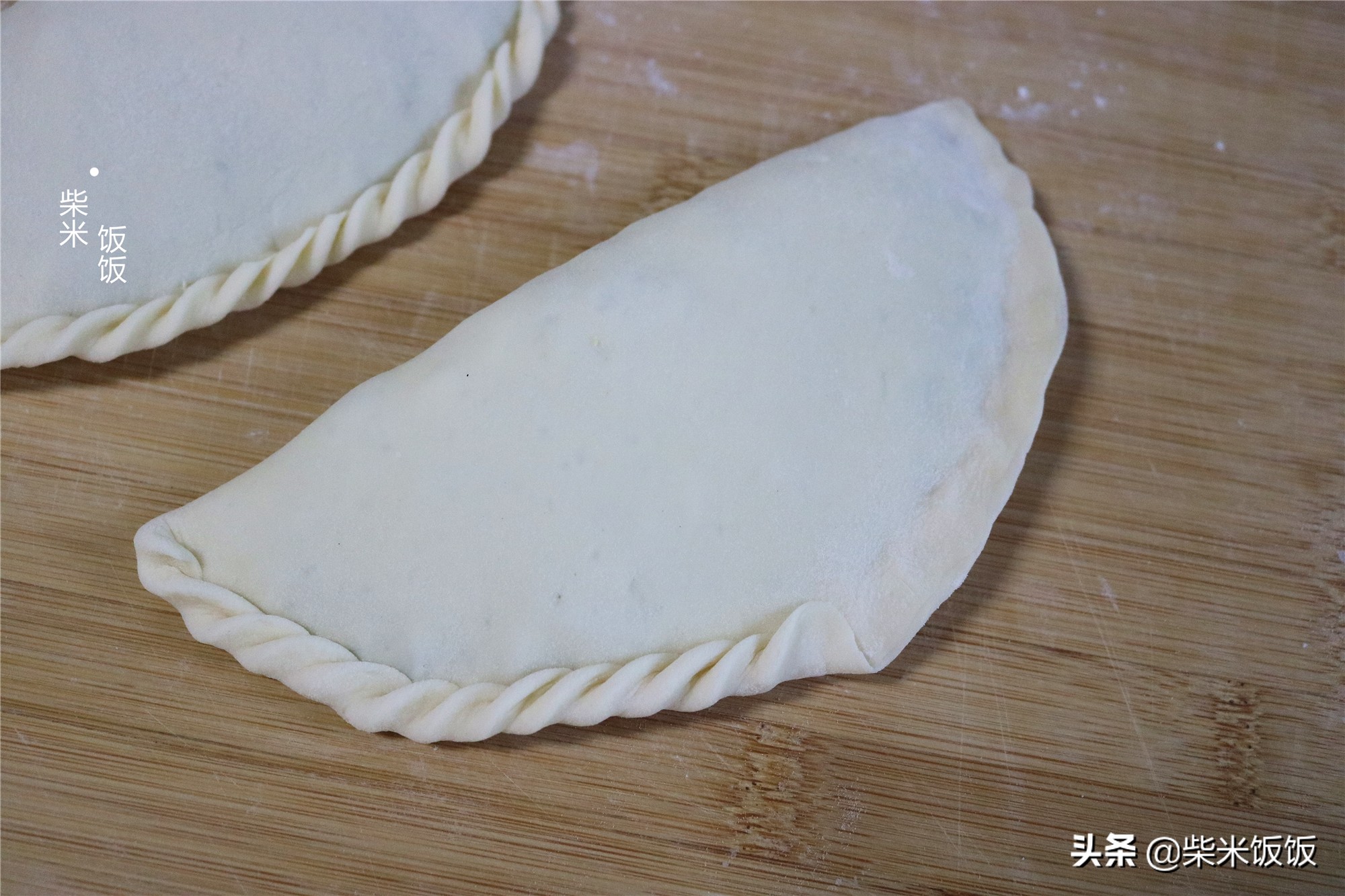 韭菜盒子这样做，柔软筋道不破皮，鲜香又多汁，太好吃了