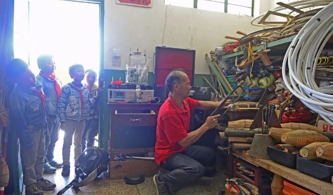 学校操场体育器材(乡村教师用废品为学生做上万件创意体育器材，不得不说他们太会玩)