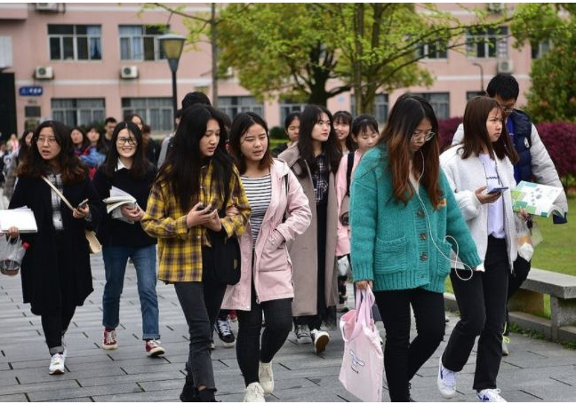 专科生穿"学士服"拍照,本科生提出质疑,专科生也算大学生?