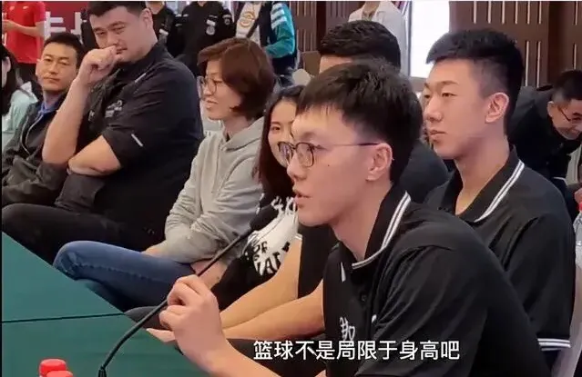 为什么cba不要矮个子（篮球不应局限于身高！胡明轩拿徐杰做论证：小个子球员也能打出来）