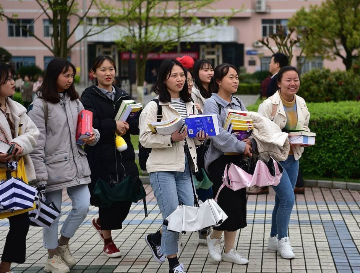 大学挂科后果很严重，期末考试即将来临，大学生们别“以身犯险”