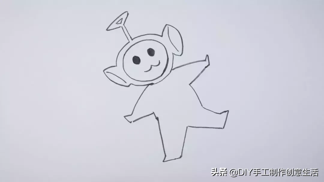 踢足球的人怎么画简笔画画法（5分钟简笔画，培养画画兴趣）