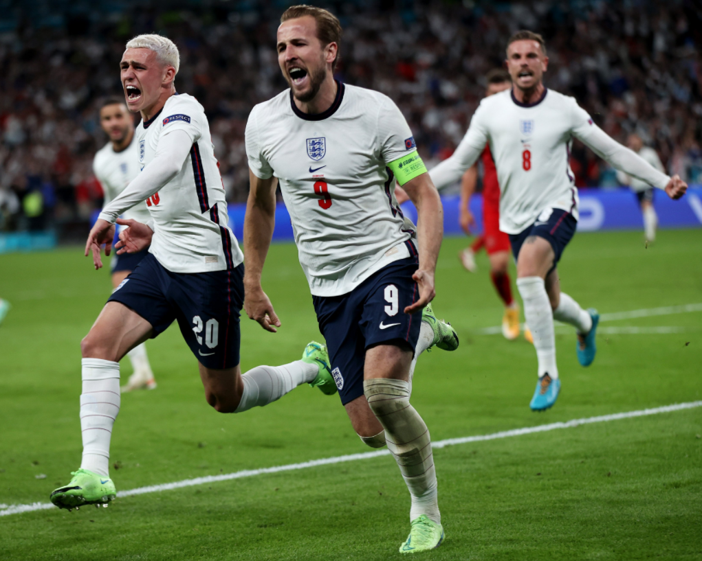 首进欧洲杯决赛,终结55年等待,忘情庆祝)