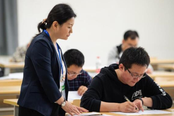 3大岗位将告别编制，转为“合同工”，一类教师可能受影响